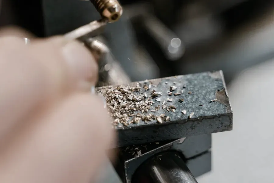 Metal cutting tool and shavings